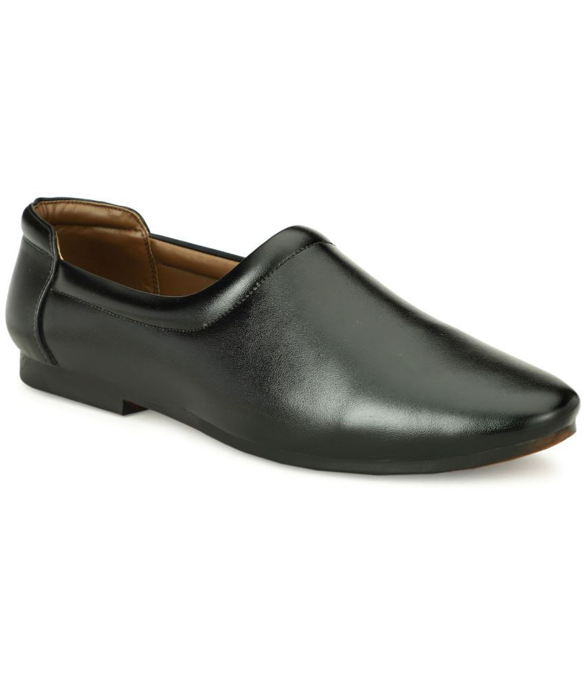 Slip-on black shoes